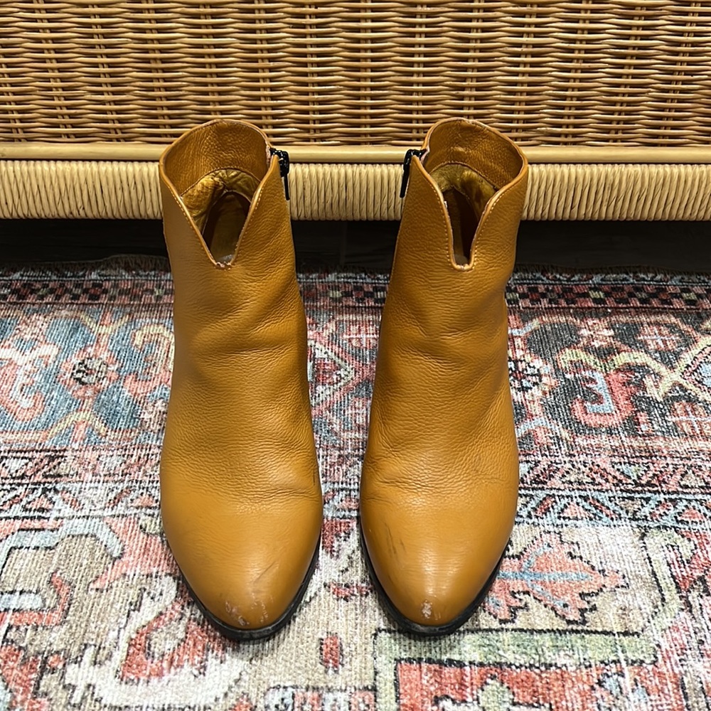 CHARLOTTE STONE size 9 mustard yellow booties